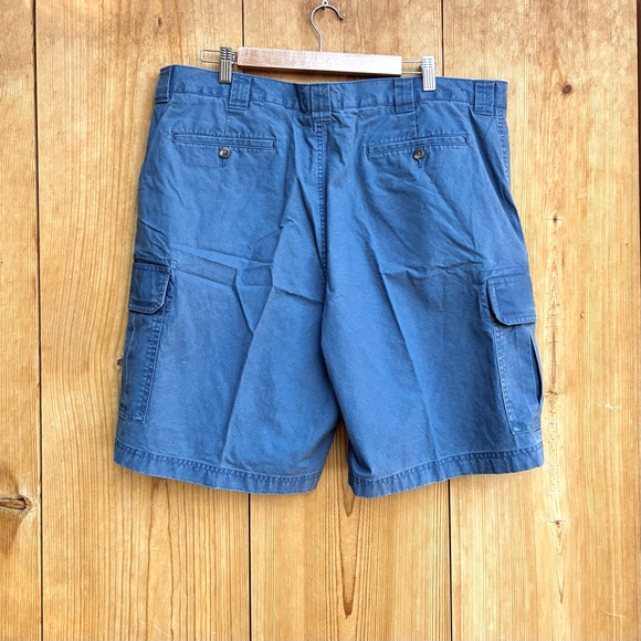 L.L. Bean Mens EUC Natural Fit Blue Cargo Shorts 10” Sz 40 - Picture 3 of 3